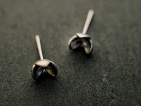boucles d'oreilles puces en argent composées de petites fleurs à trois pétales.