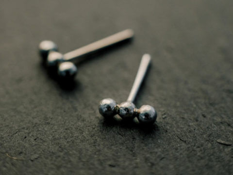 Boucles d’oreilles “puces” en argent, composées de trois petites billes alignées