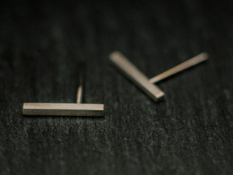 Boucles d’oreilles puces en argent composées d’une petite tige de section carrée