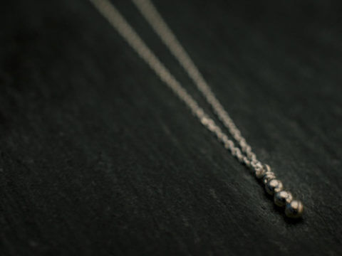 pendentif en argent composé de trois petites billes alignées, monté sur chaîne.