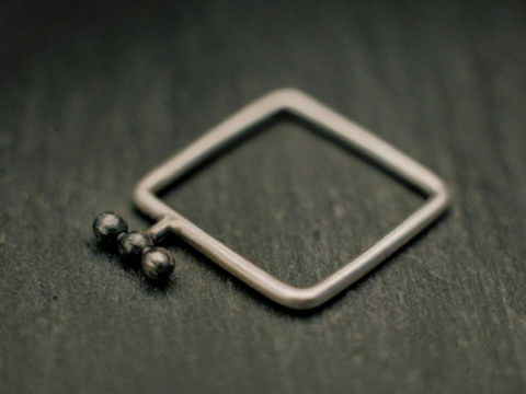 Bague carrée en fil d'argent rond, avec trois petites billes alignées en relief