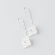 boucles d'oreilles pendantes longues géométriques en fil d'argent et pièce carrée mobile avec motif grillage incrusté