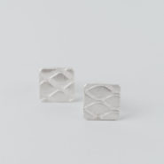 boucles d'oreilles puces en argent composées de petits carrés avec un motif grillage incrusté