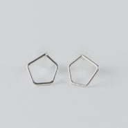 boucles d'oreilles puces en argent composées d'un motif géométrique pentagonal en fil.
