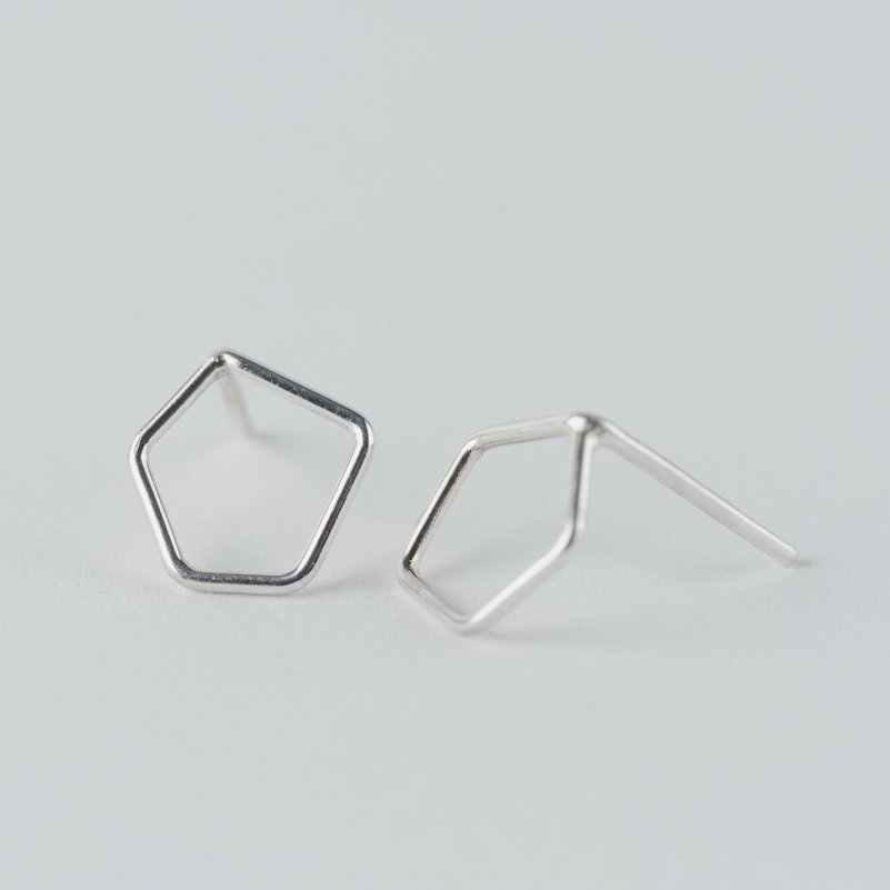 boucles d'oreilles puces en argent composées d'un motif géométrique pentagonal en fil.