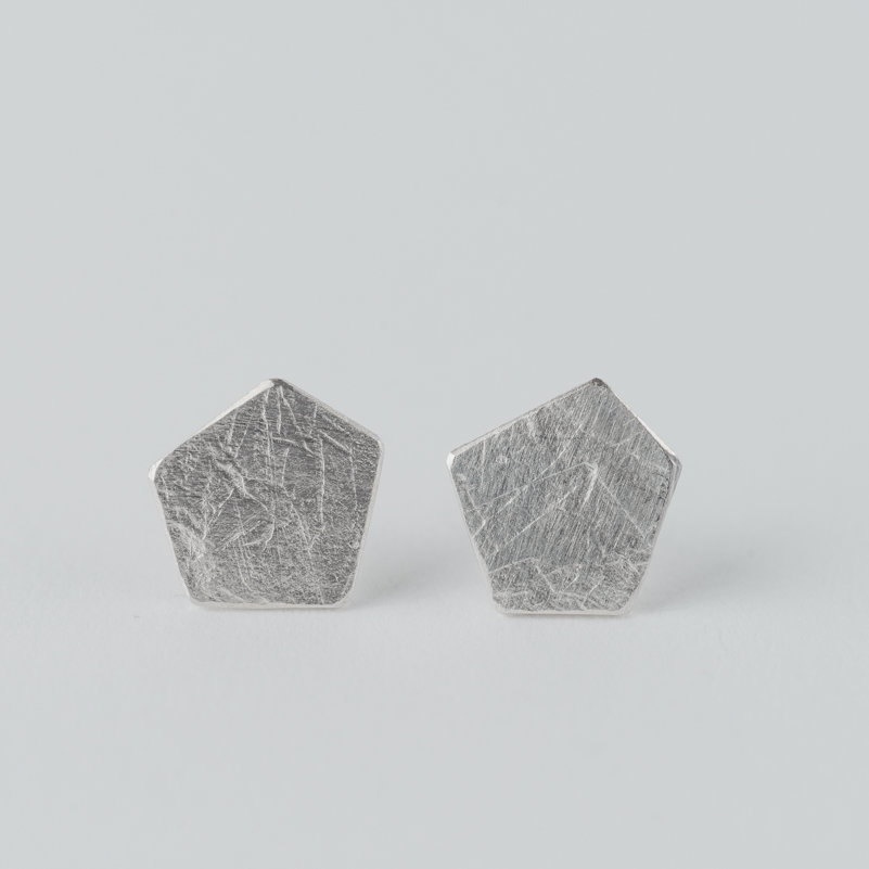 boucles d'oreilles puces en argent composées de pastilles de forme pentagonale, effet de matière froissé