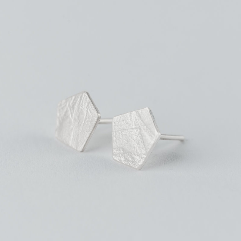 boucles d'oreilles puces en argent composées de pastilles de forme pentagonale, effet de matière froissé