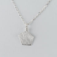 Collier en argent composé d’un pendentif de forme géométrique, effet de matière “froissé”, monté sur chaîne