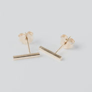 Boucles d’oreilles puces en vermeil composées d’une petite tige de section carrée