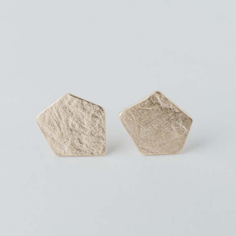 boucles d'oreilles puces en vermeil (argent plaqué or) composées de pastilles de forme pentagonale, effet de matière froissé
