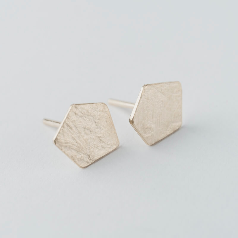 boucles d'oreilles puces en vermeil (argent plaqué or) composées de pastilles de forme pentagonale, effet de matière froissé