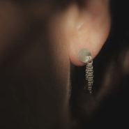 boucles d'oreilles puces montées sur clous composées de pastilles ovales irrégulières en argent martelé sur lesquelles sont fixés de fins pompons de chaînes en argent