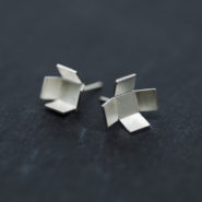boucles d'oreilles puces en argent composées de petits cubes ouverts asymétriques