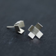 boucles d'oreilles puces en argent composées de petits cubes ouverts asymétriques