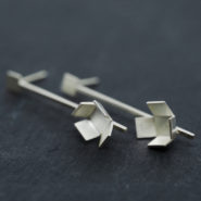 boucles d'oreilles en argent composées de tiges de section carrée sur lesquelles sont soudés de petits cubes ouverts asymétriques