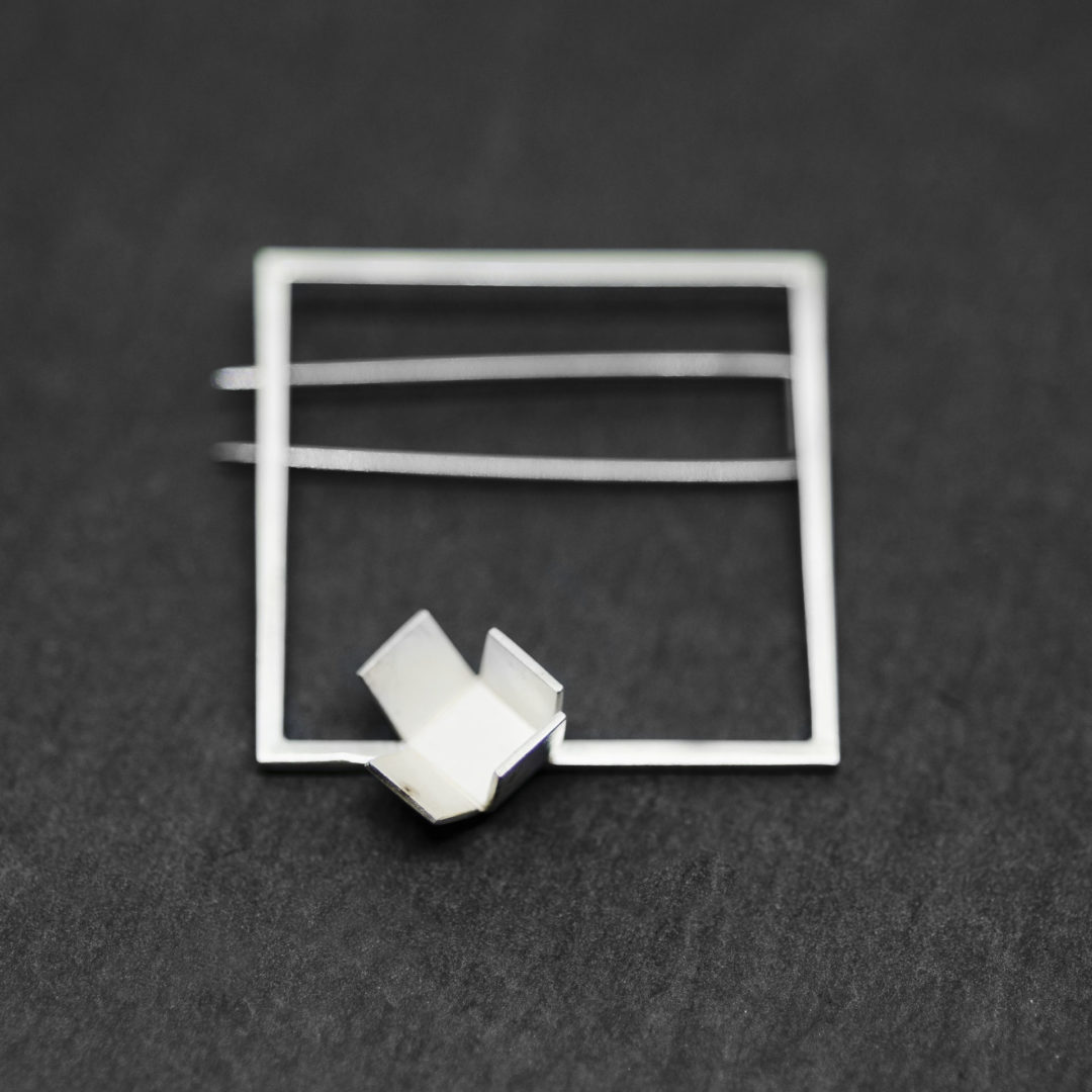 broche carrée en argent