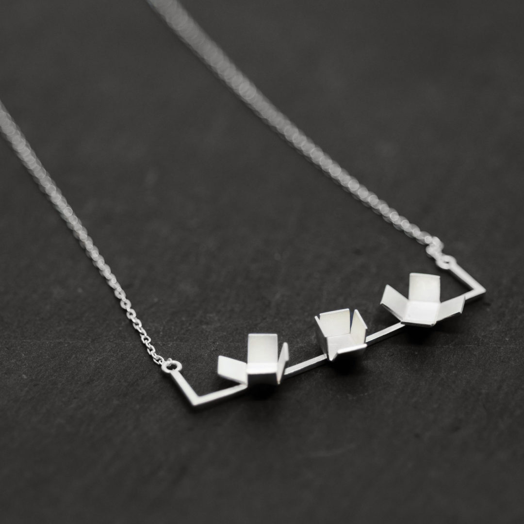 sautoir en argent motifs cubes ouverts