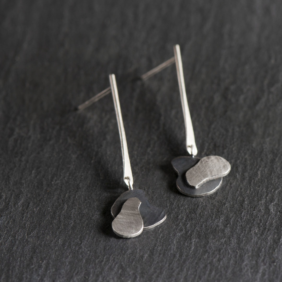 boucles d'oreilles pendantes en argent et argent noirci avec fermoir clou
